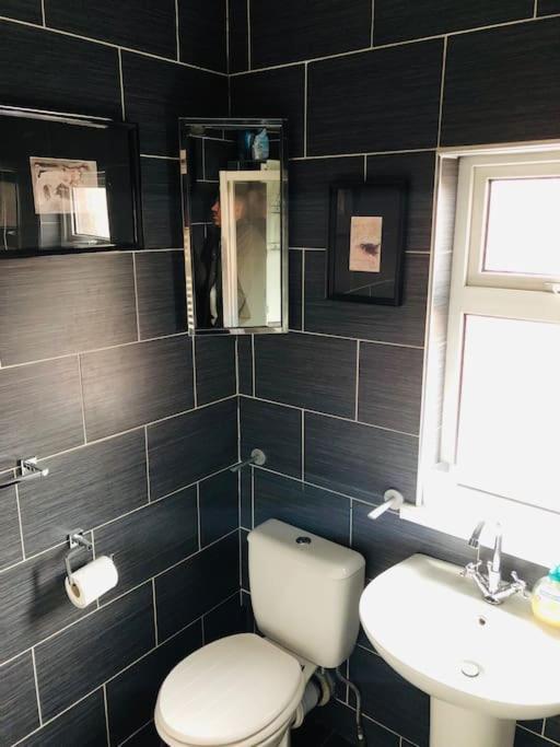 Cosy Two Bed Terraced House 7Min Drive From City Belfast Bagian luar foto