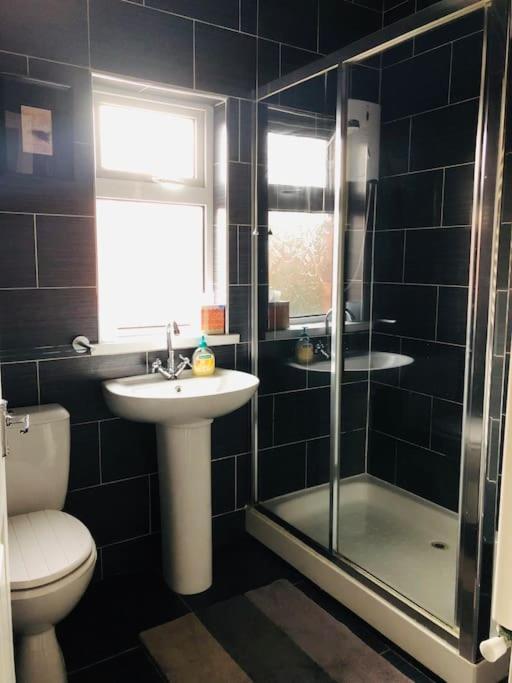 Cosy Two Bed Terraced House 7Min Drive From City Belfast Bagian luar foto